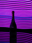 现代夜生活环境中的香槟酒。图片素材