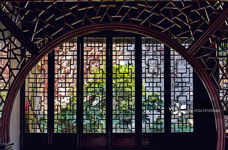 苏州传统雕刻艺术的门窗图片素材