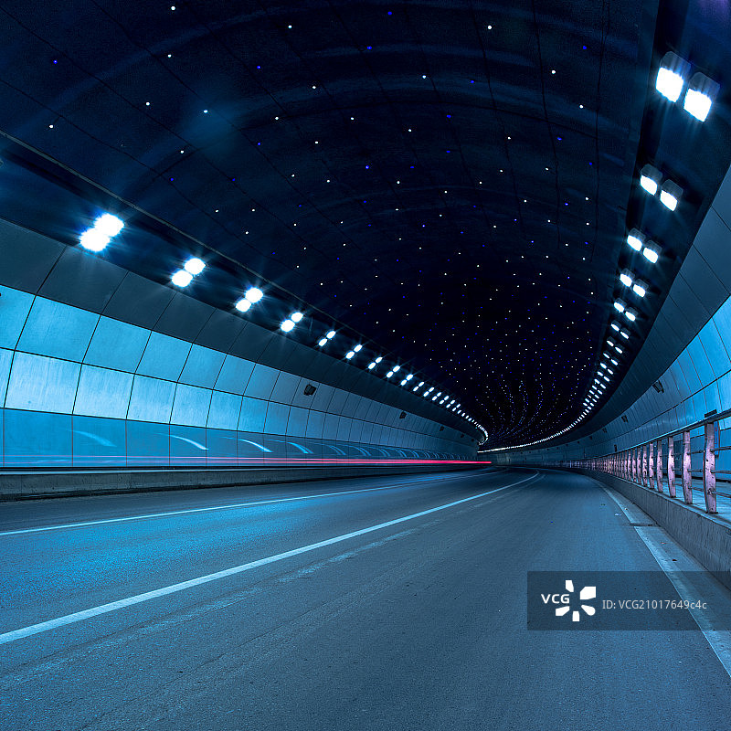 安徽省淮南市洞山隧道星空穹顶与道路灯轨图片素材