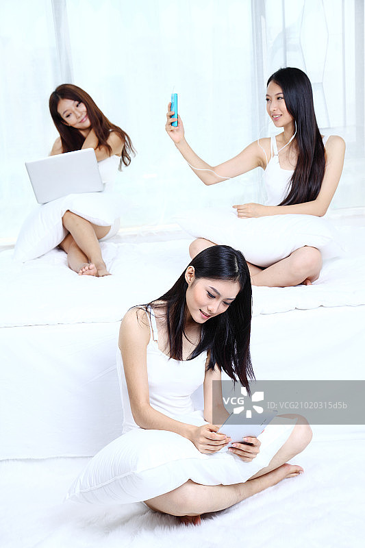 坐在床上的三个女人图片素材