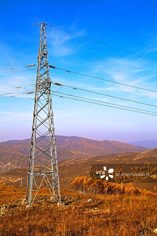 秋天中国丘陵地带高大的输电塔图片素材