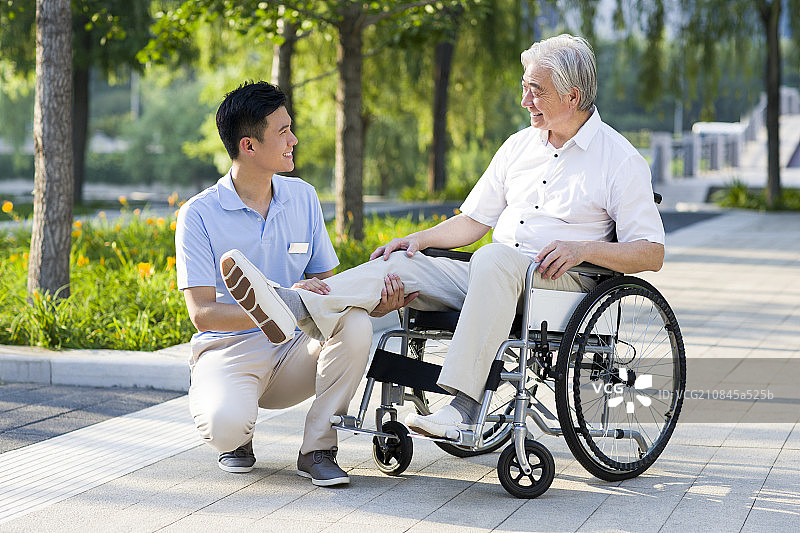 护工与坐着轮椅的老人图片素材