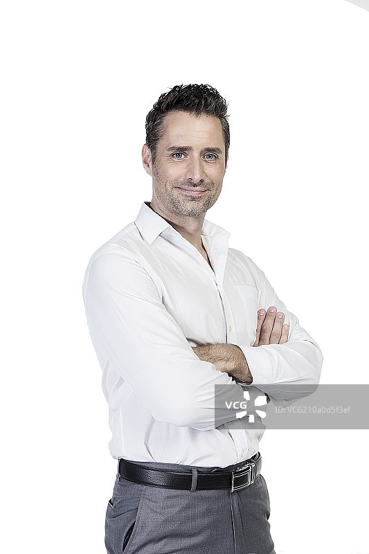 白色背景下穿白衬衫的商务男士图片素材