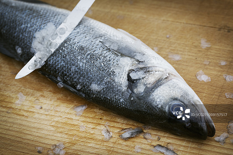 厨师剥鲜鱼的特写镜头。图片素材