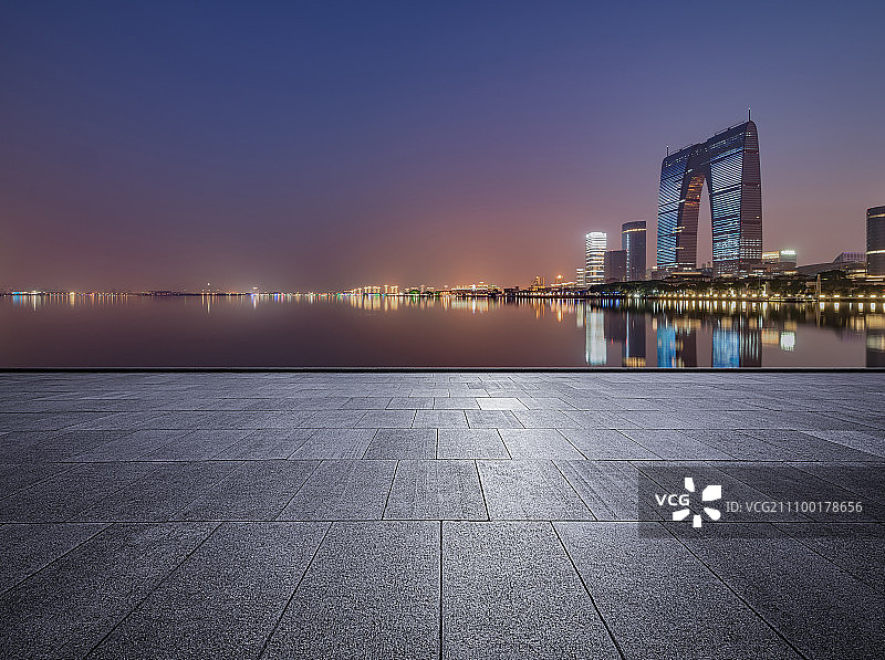 空旷的平台上看苏州金鸡湖城市风光图片素材