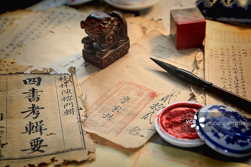 中国古书与印泥印章和毛笔图片素材