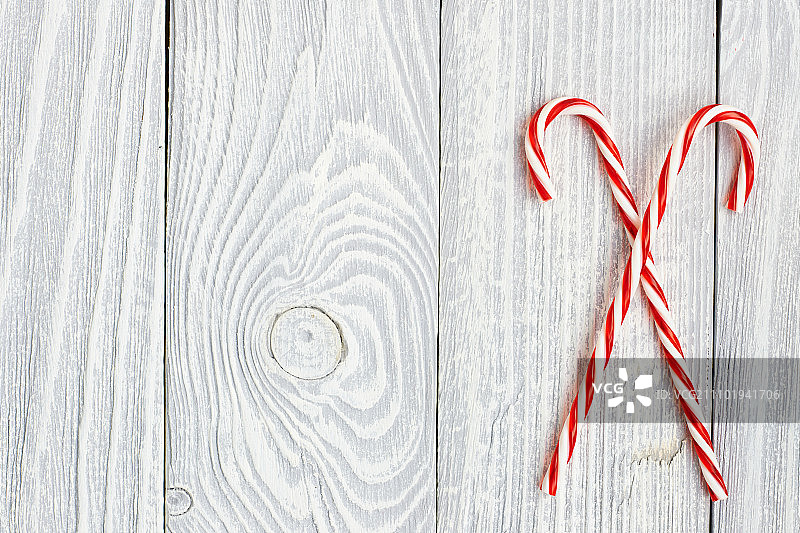 白色木制背景上的圣诞藤条装饰图片素材