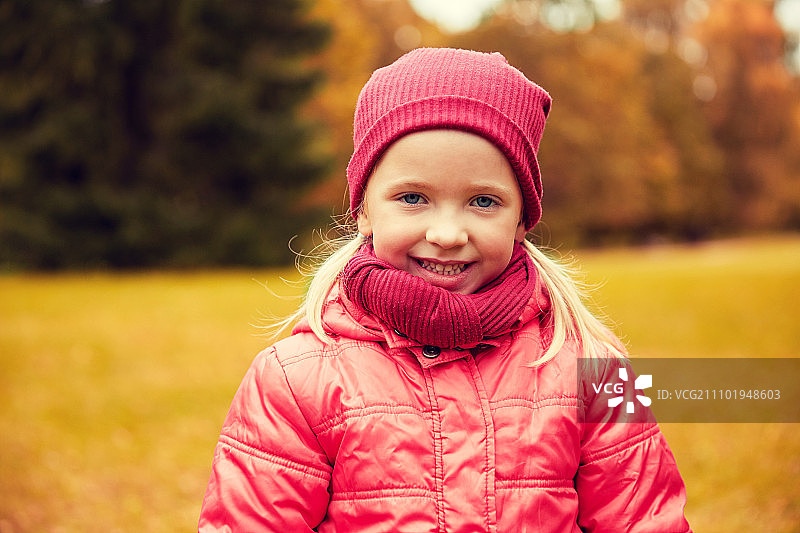 秋天，童年，自然和人的理念——快乐的小女孩在公园里图片素材