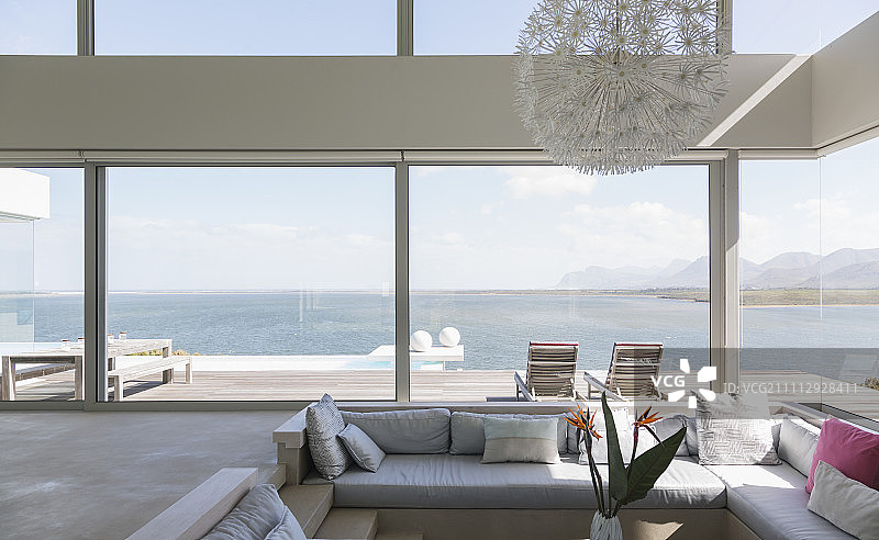 现代豪华的家展示现代豪华客厅与海景图片素材