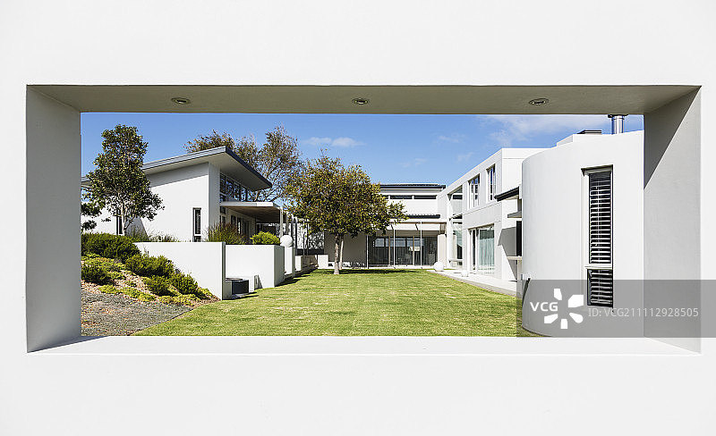 阳光现代豪华住宅展示外观和庭院图片素材