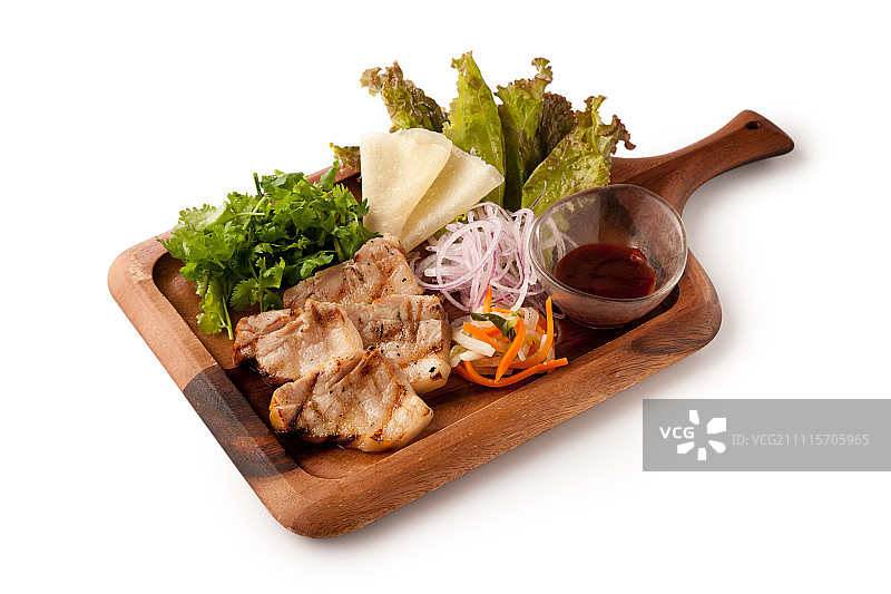 木砧板上的五花肉蔬菜卷的食材图片素材