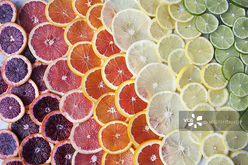 颜色鲜艳的柑橘类水果切片成行图片素材
