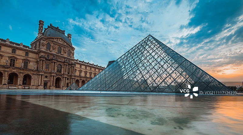 卢浮宫和玻璃金字塔图片素材
