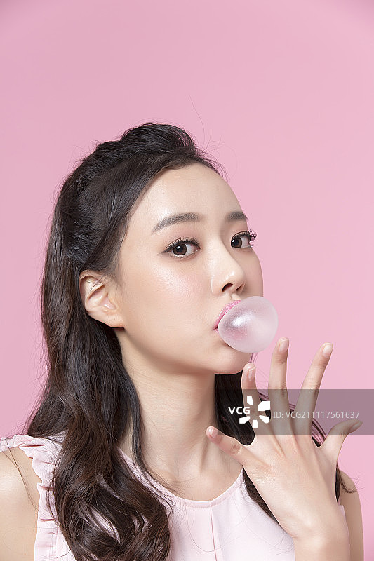 吹口香糖泡泡的女人图片素材