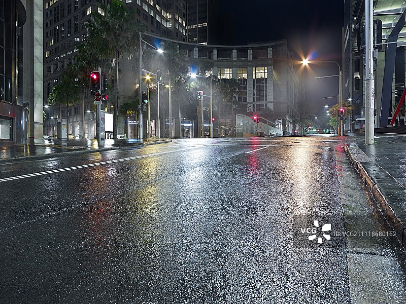 城市的街道晚上，湿漉漉的图片素材