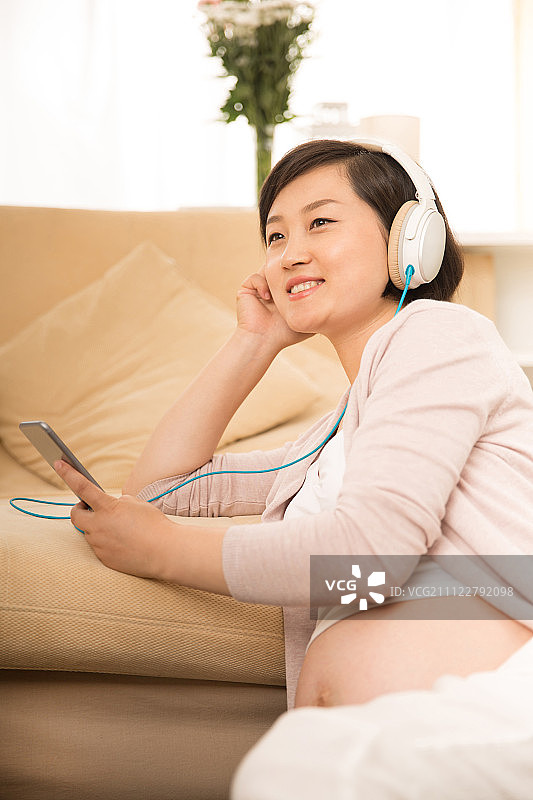 孕妇在家听音乐图片素材