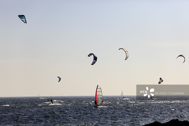 风筝冲浪者在做风筝冲浪在波罗的海海岸，奥斯霍尔斯坦，德国图片素材