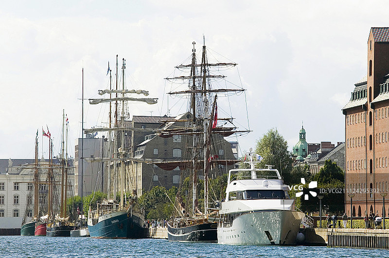 帆船停泊在丹麦哥本哈根海军上将酒店前图片素材