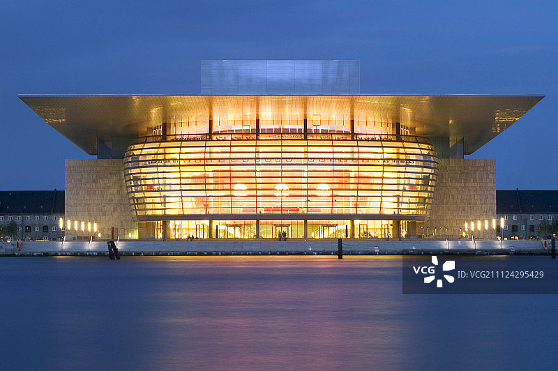 丹麦哥本哈根的皇家歌剧院夜景图片素材