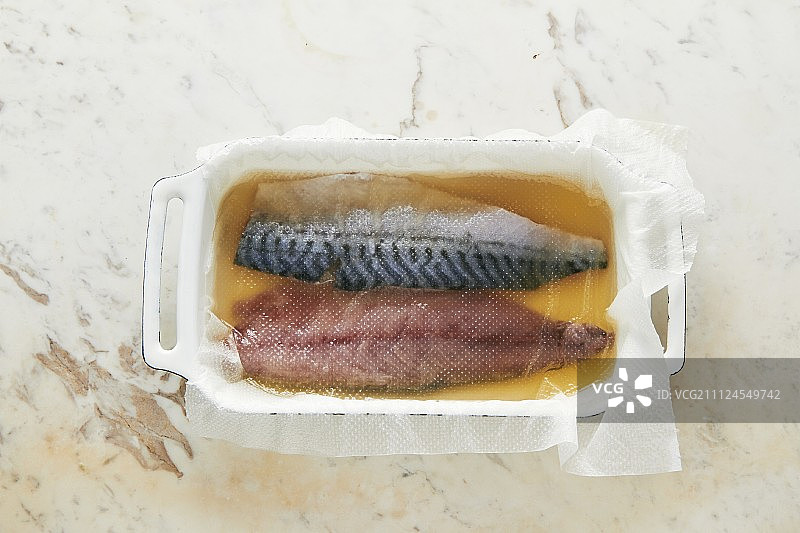 用厨房毛巾将鲭鱼片浸入油中图片素材