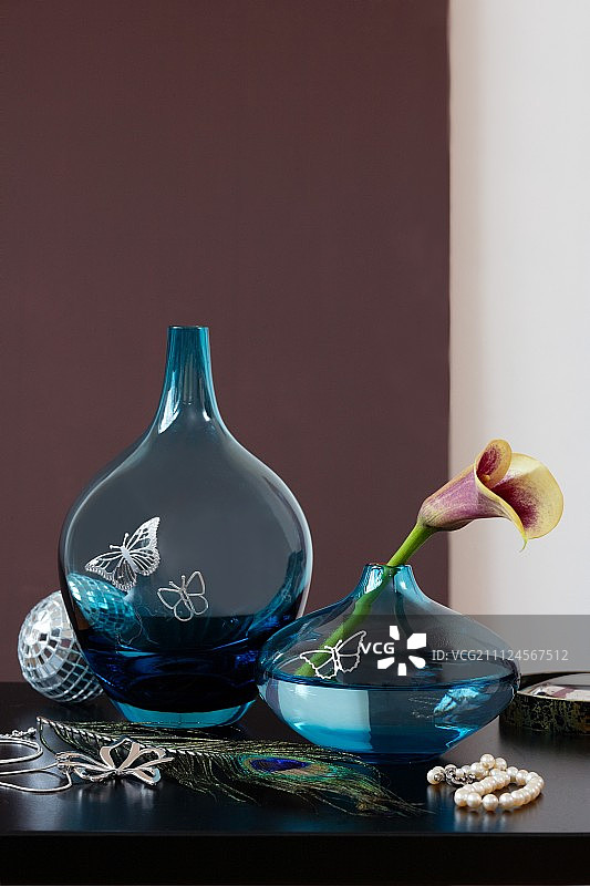 木质表面的蓝色花瓶和各种自制配件图片素材