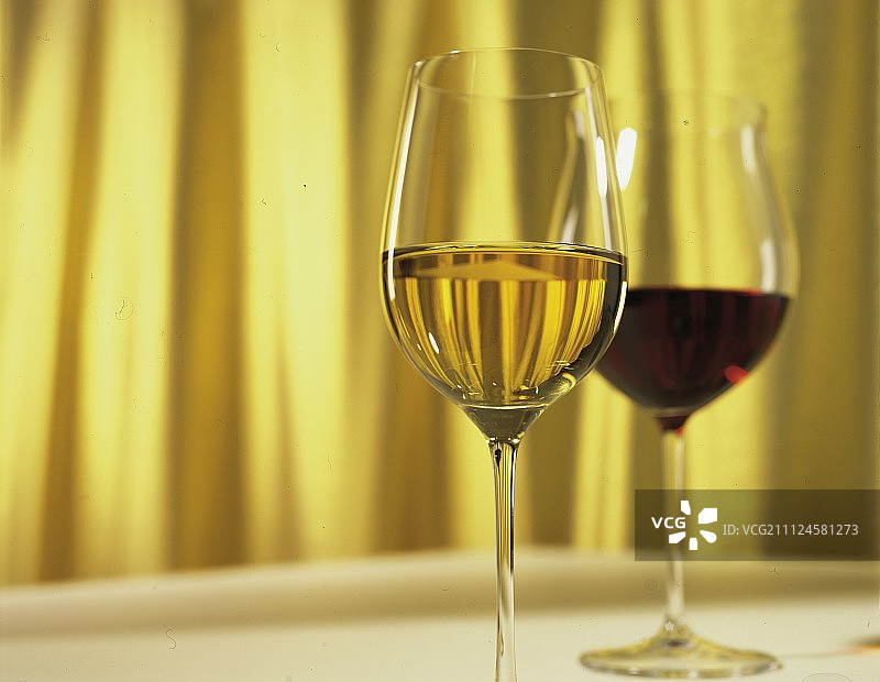 特写酒杯与红和白葡萄酒图片素材
