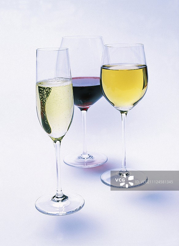 香槟，白葡萄酒和红酒用三种不同的杯子盛着图片素材