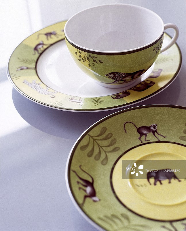 空杯子和茶碟上动物图案的特写图片素材