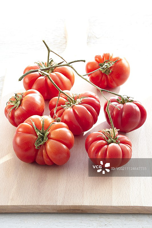 木表面牛心番茄的特写图片素材