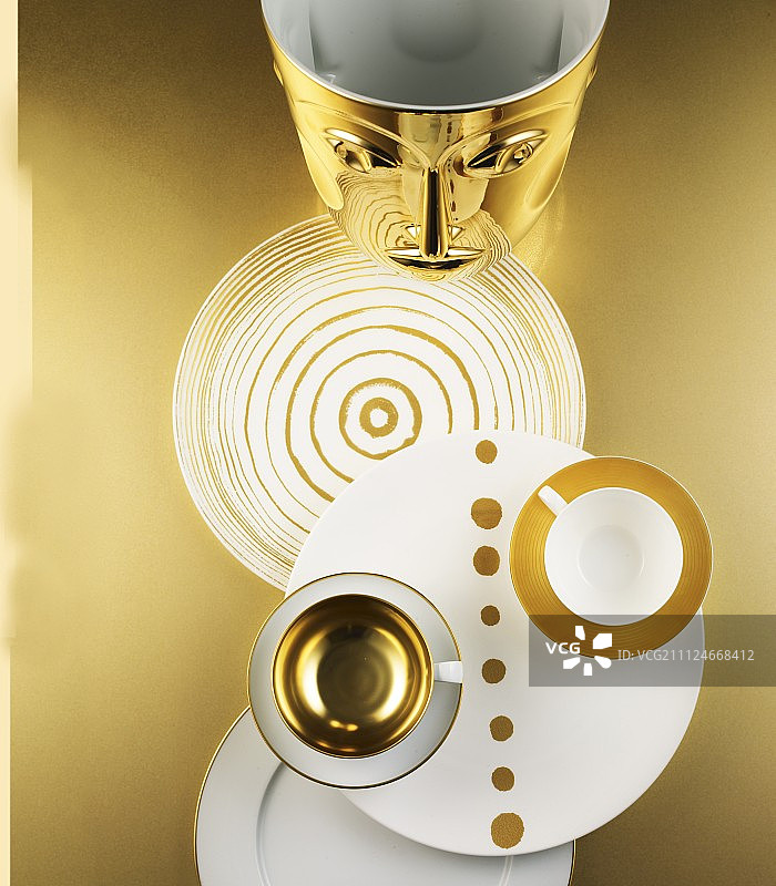 金色咖啡集和盘子的特写图片素材