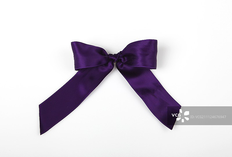 紫色光泽的蝴蝶结在白色的背景上图片素材
