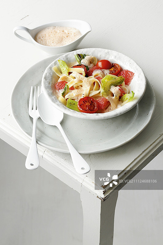 碗里有番茄和葡萄柚汁的意大利面图片素材