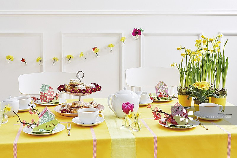 复活节餐桌为复活节摆放着蛋糕和茶的餐桌图片素材