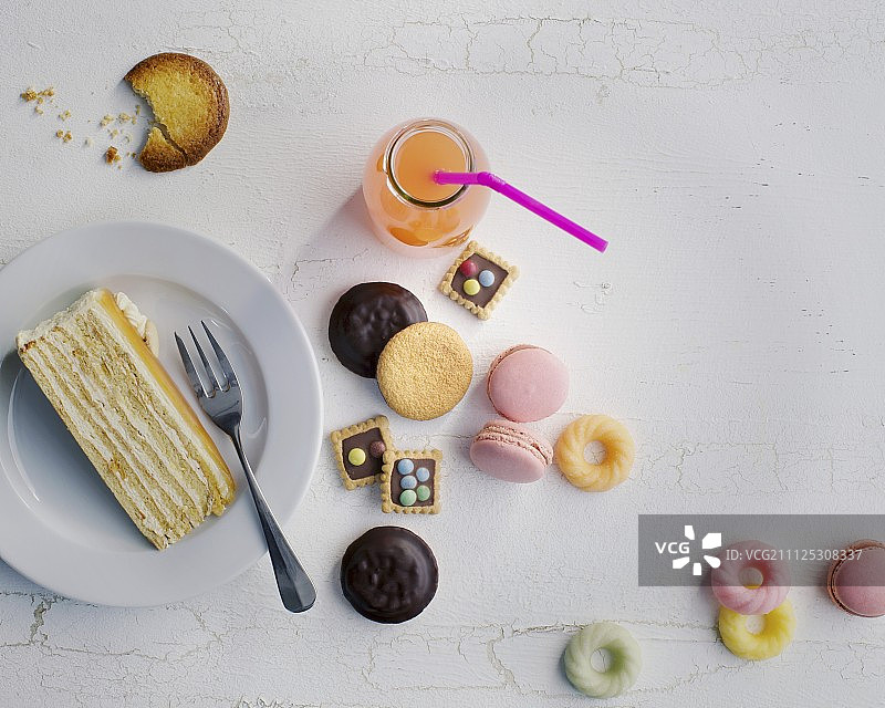 饼干，一块蛋糕和粉红色的柠檬水图片素材