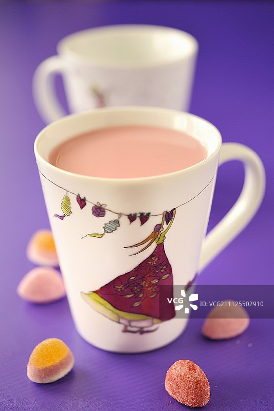 草莓牛奶和口香糖糖图片素材