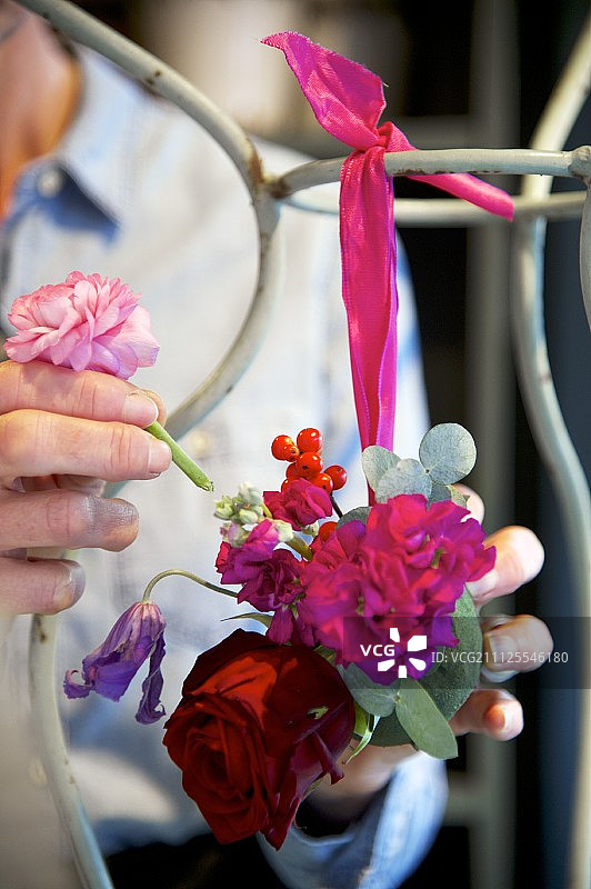 女人的手创造花卉安排使用绿洲泡沫球图片素材