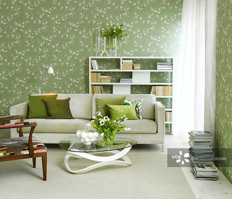 白色和绿色花墙纸的客厅图片素材