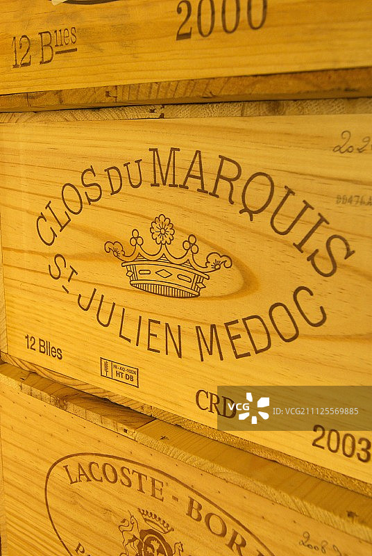 一箱箱“梅多克圣朱利安侯爵”葡萄酒图片素材