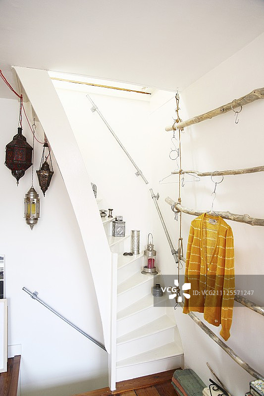狭长的楼梯上挂着东方灯笼，还有用树枝做成的DIY衣架图片素材