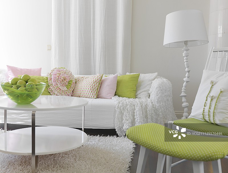 白色沙发，粉彩散垫，果盘茶几和椅子搭配脚凳图片素材