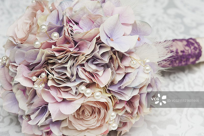 彩色丝花和人造珍珠的新娘花束图片素材