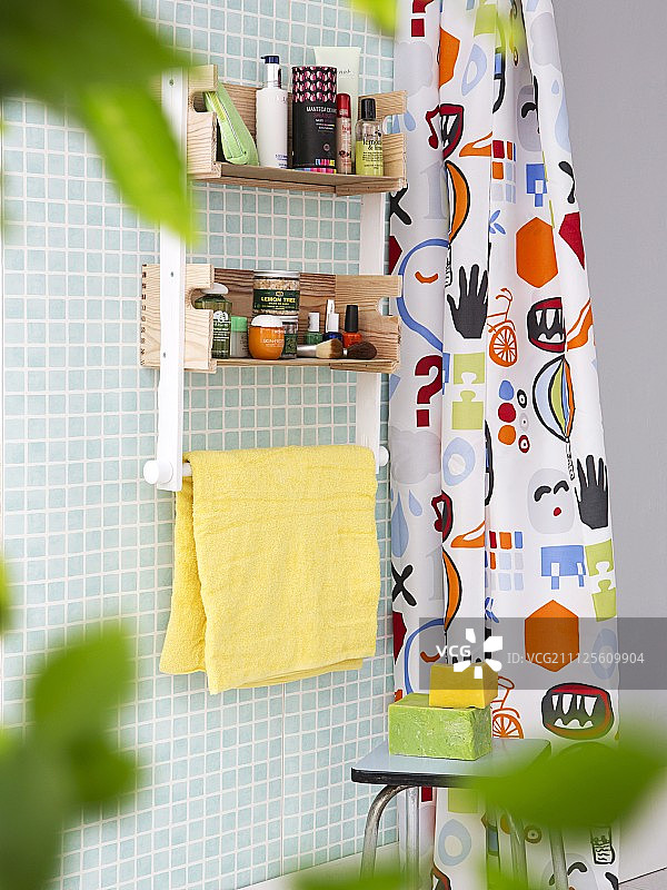 浴室自带毛巾架的DIY架子图片素材