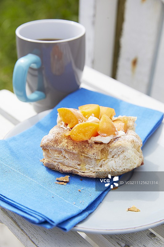 有杏子和蓝色餐巾的丹麦糕点图片素材