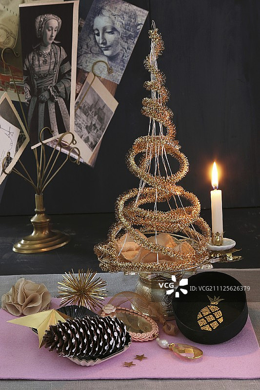 最初的圣诞树由金箔制成的蛋糕架和烛台图片素材