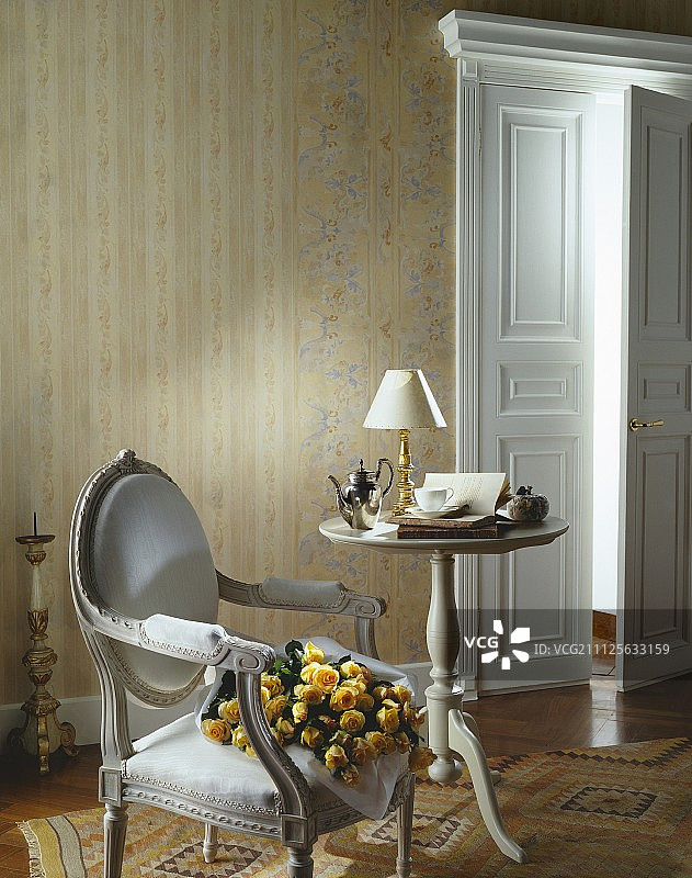 镶板门、巴洛克式椅子和古典室内边桌图片素材