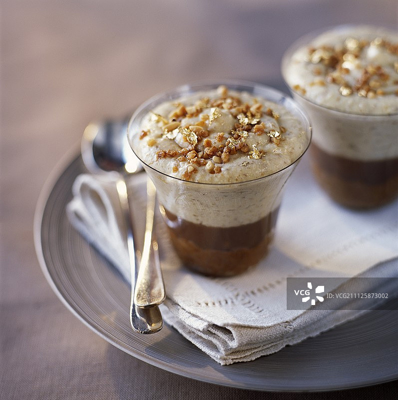 奶油核桃，栗子和布朗尼的咖啡甜点图片素材