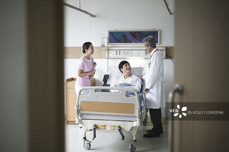 医生和护士在病房检查病人图片素材