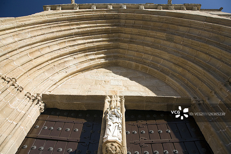 西班牙卡塞雷斯大教堂椭圆形门口的低角度视图图片素材