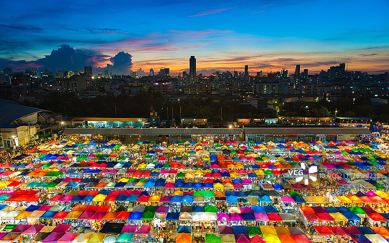 曼谷Ratchada火车夜市图片素材