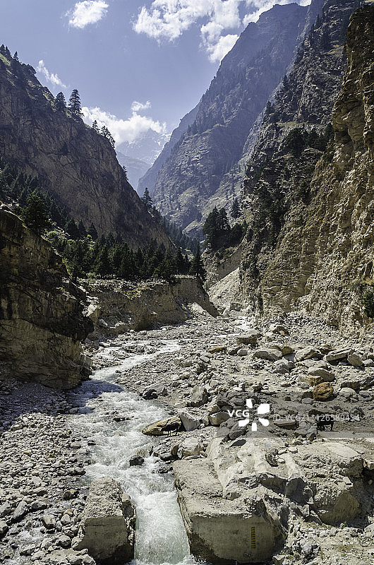 多里干加河沐浴在喜马拉雅的阳光下。图片素材